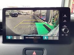 運転が苦手な方も車庫入れラクラクです！ギアをリバースに入れれば自動的にモニターが切り換わりますので、面倒な操作は不要です。狭い駐車場もお車を傷つけず安心です！ 7