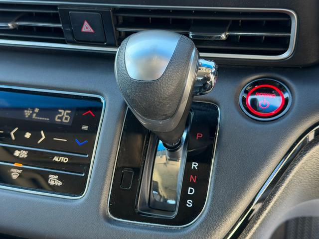 オデッセイハイブリッド ｅ：ＨＥＶアブソルート・ＥＸ　１０インチ純ナビ・Ｂｌｕｅｔｏｏｔｈ・ドラレコ・障害物センサー・シートヒーター・オットマン・インターナビ・ＬＥＤ・ＥＴＣ　ＬＥＤライト　シ－トヒ－タ－　両側ＰＳＤ　整備記録簿　フルセグ　ＤＶＤ再生機能（18枚目）