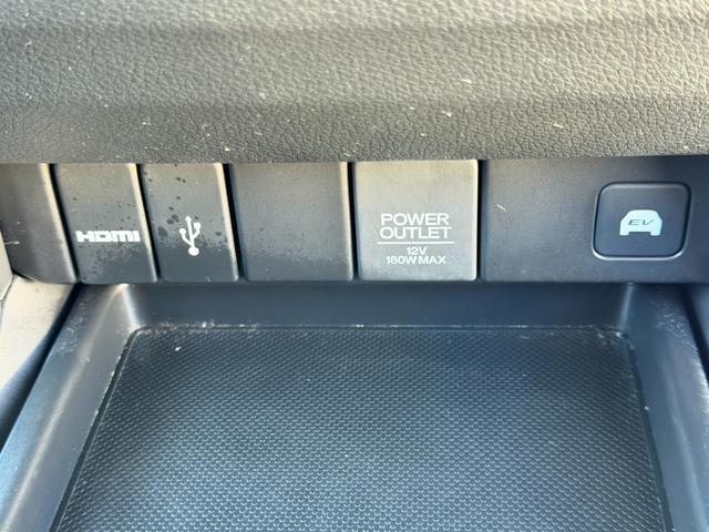 オデッセイハイブリッド ｅ：ＨＥＶアブソルート・ＥＸ　１０インチ純ナビ・Ｂｌｕｅｔｏｏｔｈ・ドラレコ・障害物センサー・シートヒーター・オットマン・インターナビ・ＬＥＤ・ＥＴＣ　ＬＥＤライト　シ－トヒ－タ－　両側ＰＳＤ　整備記録簿　フルセグ　ＤＶＤ再生機能（25枚目）