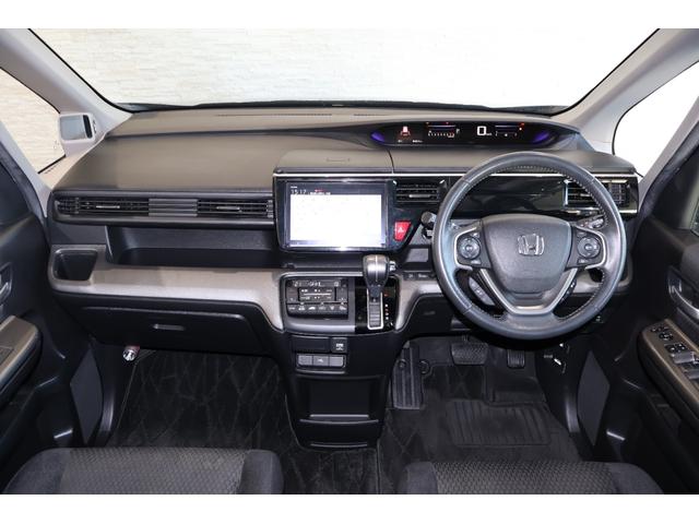 ステップワゴンスパーダ スパーダホンダセンシング 純正Mナビ 後席モニター ドラレコ 盗難防止 助手席エアバッグ ワンオーナ- Wパワスラ 記録簿有 地デジ サイドエアバッグ LEDライト 横滑り防止システム オートエアコン リアカメラ ナビ&TV(16枚目)