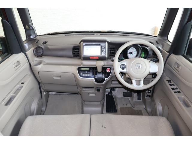 操作性に優れた運転席となります！小物入れや各ボタンの配置にこだわり、使いやすいです！座り心地もよく視認性も良好なのでロングドライブもお任せ下さい！