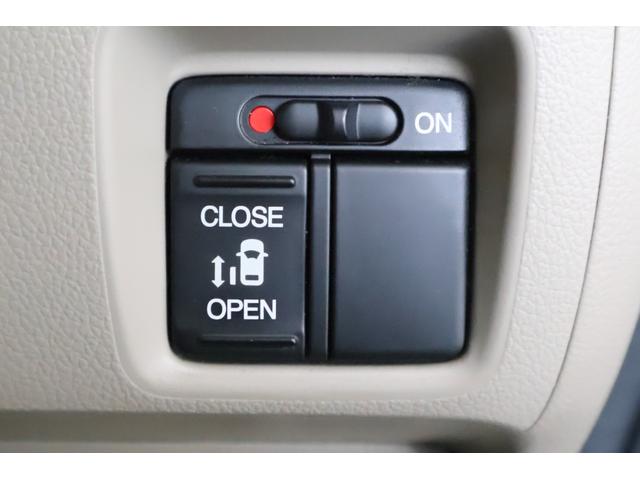 左側パワースライドドア付で、挟み込み防止機能によりお子様の乗り降りも安心！車内・車外のドアハンドルからはもちろんのこと運転席スイッチやリモコンキーからも開閉操作が可能で大変便利な装備となっております！