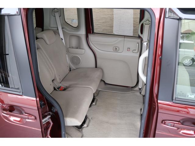 ２列目シートも足元はゆったりしており快適にお座り頂けます！チャイルドシートの取り付けにも対応しており、後部座席にお乗りの方も楽しく広々と使用できます！！