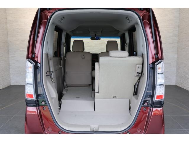 簡単に収納できる後部座席！大空間が出現します！シートアレンジが多彩な点も特徴です！レジャー用品も積み込めます！