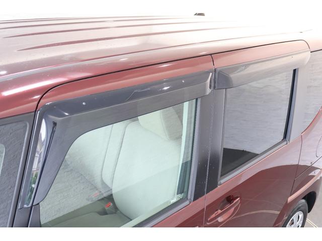 オプションのドアバイザーが装備！！タバコ・ペットなどの臭いが室内にこもるのが嫌な方、換気機能はもちろんのこと降雨時にも少しだけ窓を開けておくことが可能です！