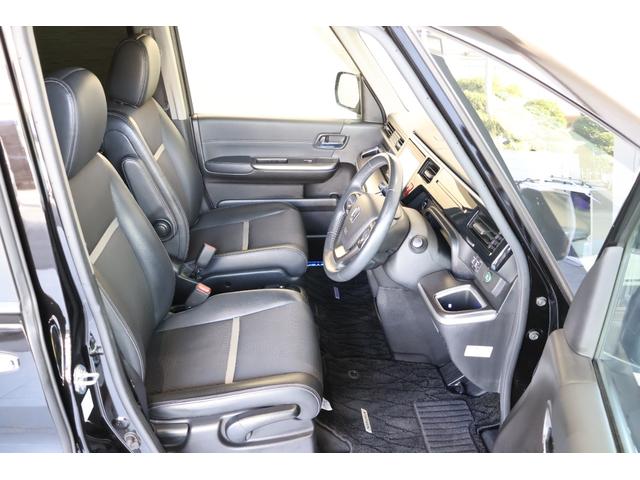 全ての座席で皆様に快適におくつろぎいただけるよう膝周りにゆとりを持たせ、心地よく座れるよう設計されています！！