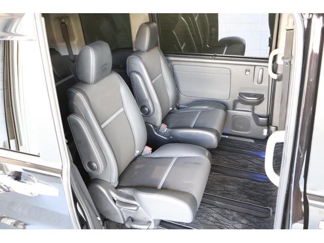 ２列目シートも足元はゆったりしており快適にお座り頂けます！チャイルドシートの取り付けにも対応しており、後部座席にお乗りの方も楽しく広々と使用できます！！