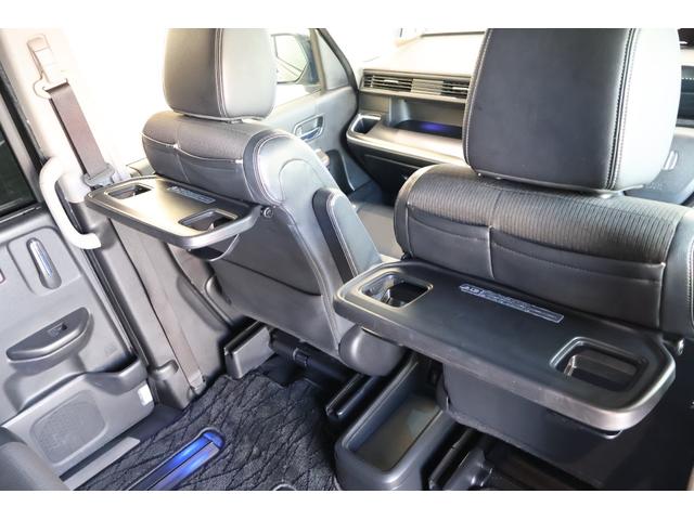 シートバックテーブル装備！！軽食もできる便利なテーブルです！