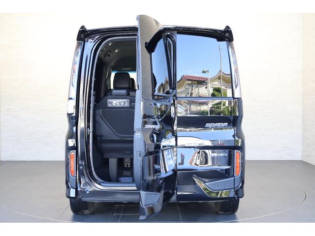 【わくわくゲート】後ろのドアが横にも縦にも開く、わくわくゲート装備。テールゲートを横に開けば、後ろからの乗り降りや、荷物の積み込みが簡単に。縦に開けば開口部が大きく、床が低い荷室スペースが広がります！