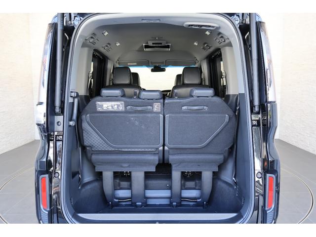 大口なテールゲートは活用の幅を広げてくれます！幅広、低い床面で大きな荷物の出し入れが簡単になります！日々のショッピング、レジャー等、生活を一段上のものにしてくれます！