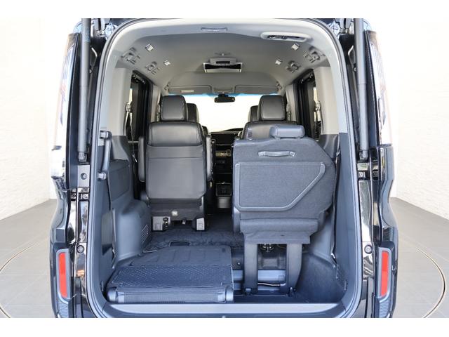 簡単に収納できる後部座席！大空間が出現します！シートアレンジが多彩な点も特徴です！レジャー用品も積み込めます！