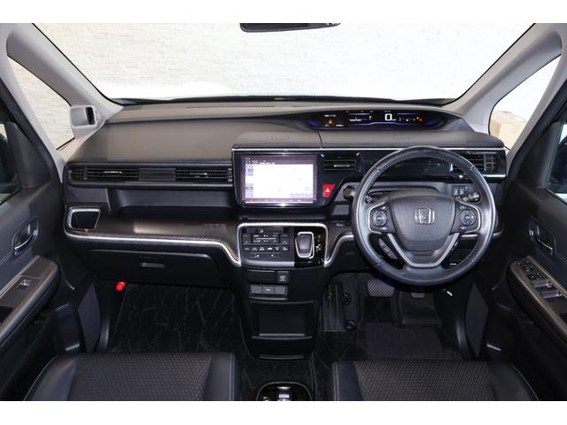 操作性に優れた運転席となります！小物入れや各ボタンの配置にこだわり、使いやすいです！座り心地もよく視認性も良好なのでロングドライブもお任せ下さい！