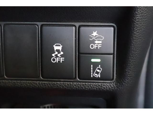 ホンダセンシング装備！衝突軽減ブレーキや誤発進抑制装置装備！この他にも先進の安全機能を多く搭載しております！安全に安心にお乗り頂き快適なカーライフをお楽しみ下さい！