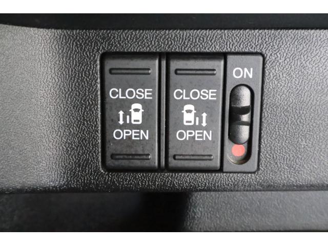 両側パワースライドドア付で、挟み込み防止機能によりお子様の乗り降りも安心！車内・車外のドアハンドルからはもちろんのこと運転席スイッチやリモコンキーからも開閉操作が可能で大変便利な装備となっております！