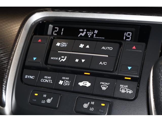 フルオートエアコンが装備されています！お好みの温度設定をするだけでエアコンの風量やモードの切り替えを自動でコントロールしてくれます！ユーザーの操作が少なく燃費走行にもつながります！