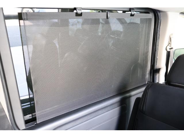 後部座席にはサンシェード付きなので日よけもバッチリ☆