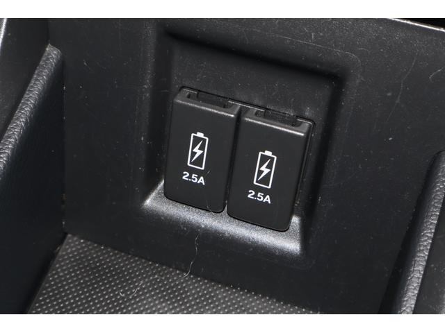 後席にもＵＳＢソケットがついていますのでコードを繋げばスマートフォンなどの充電が出来ます！