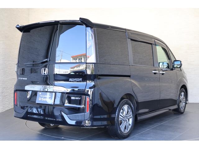 当店の展示車は、プロの業者にボディーの磨き、ルームクリーニングを依頼していますので、とてもきれいです！！ぜひ、見にいらしてください！