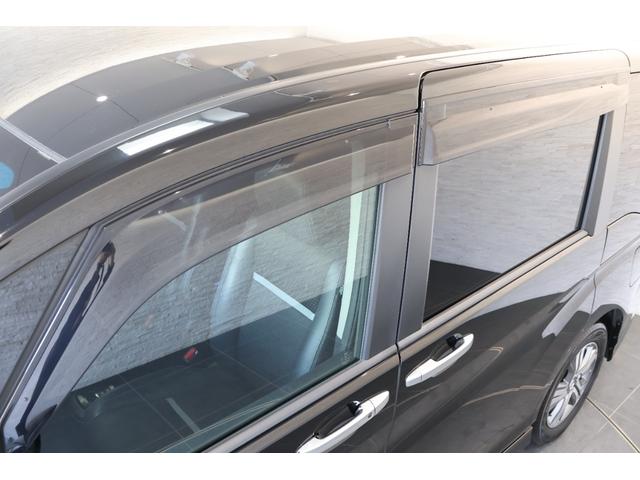 オプションのドアバイザーが装備！！タバコ・ペットなどの臭いが室内にこもるのが嫌な方、換気機能はもちろんのこと降雨時にも少しだけ窓を開けておくことが可能です！