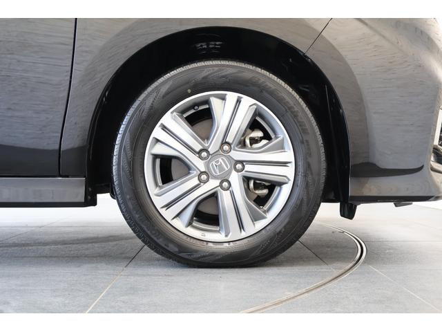 純正のアルミホイールが足元を飾ります！