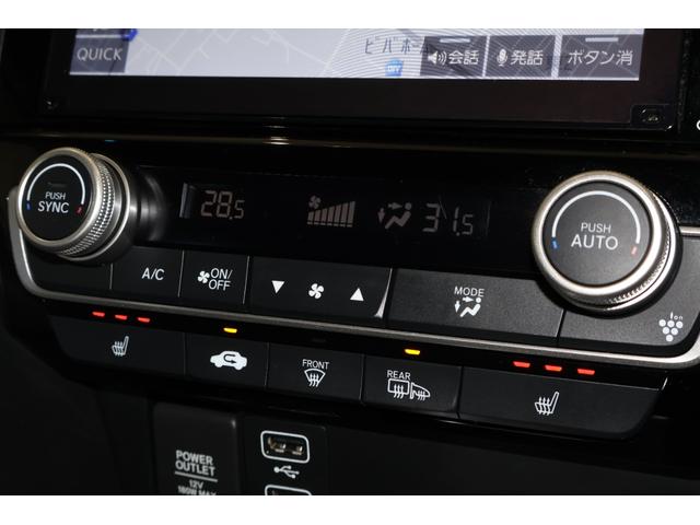 フルオートエアコンが装備されています！お好みの温度設定をするだけでエアコンの風量やモードの切り替えを自動でコントロールしてくれます！ユーザーの操作が少なく燃費走行にもつながります！