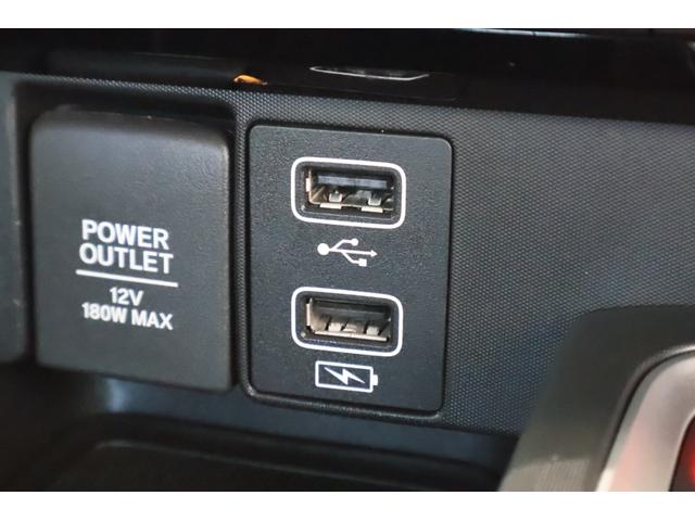 ＵＳＢオーディオ用ソケットがついていますので携帯電話などを接続すれば音楽等の再生が可能です！