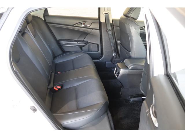 ２列目シートも足元はゆったりしており快適にお座り頂けます！チャイルドシートの取り付けにも対応しており、後部座席にお乗りの方も楽しく広々と使用できます！！