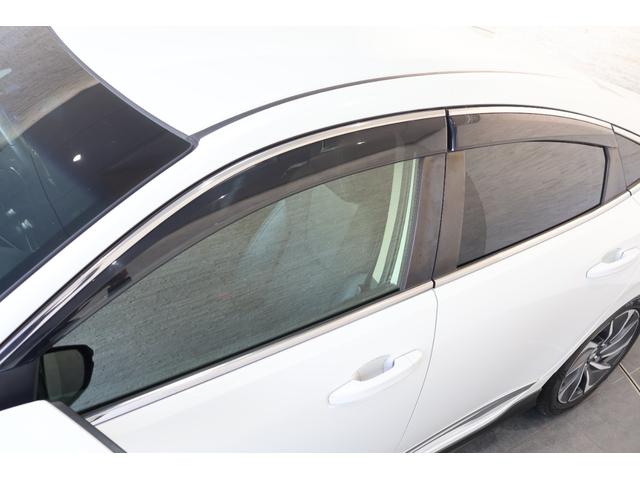 オプションのドアバイザーが装備！！タバコ・ペットなどの臭いが室内にこもるのが嫌な方、換気機能はもちろんのこと降雨時にも少しだけ窓を開けておくことが可能です！