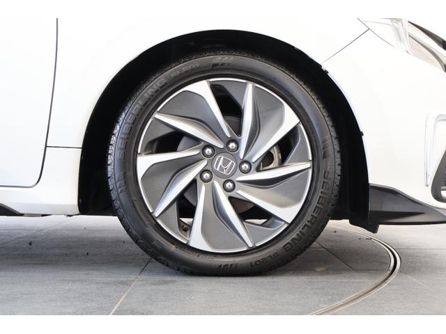 純正のアルミホイールが足元を飾ります！