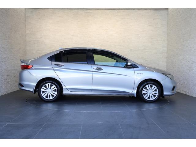 グレイス ハイブリッドＬＸ　純正ナビ　ＥＴＣ　スマキー２個　ＶＳＡ　衝突被害軽減システム　スマートキ　ＤＶＤ　ＬＥＤヘッドランプ　パワーウインドウ　キーレス　クルーズコントロール　ＡＡＣ　横滑り防止機能　ＡＢＳ　Ｉストップ（17枚目）