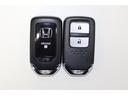 スマートキー付ですので、カバンの中やポケットに携帯するだけでドアロックの開閉・エンジンスタートが可能です！ボタン操作でもタッチセンサーでもドア開閉が可能で、しかもセキュリティ機能付きです！！