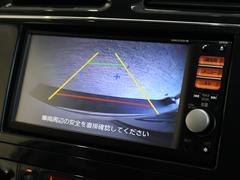 バックカメラが装備されており、後方の安全確認はもちろんのこと狭い場所での駐車や雨の日・夜間など視界の悪いコンディションでのストレスの軽減にもなります！ 5