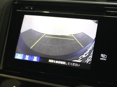 バックカメラが装備されており、後方の安全確認はもちろんのこと狭い場所での駐車や雨の日・夜間など視界の悪いコンディションでのストレスの軽減にもなります！ 3