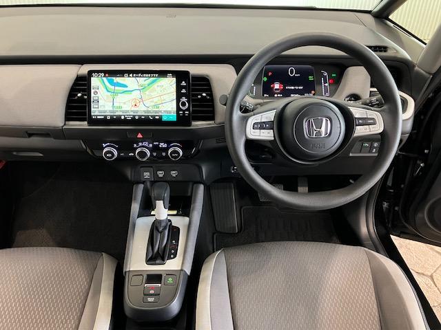 フィット ｅ：ＨＥＶクロスター　レンタアップ　ホンダセンシング　ホンダコネクトディスプレイ　アルミホイール　フルセグＴＶ　Ｂｌｕｅｔｏｏｔｈ対応　衝突回避システム　フルオートエアコン　ＬＥＤランプ　エアバッグ　サイドエアバック（5枚目）