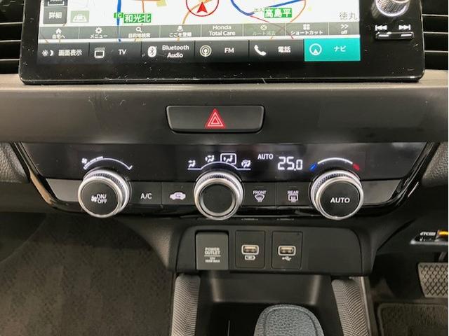 フィット ｅ：ＨＥＶクロスター　レンタアップ　ホンダセンシング　ホンダコネクトディスプレイ　アルミホイール　フルセグＴＶ　Ｂｌｕｅｔｏｏｔｈ対応　衝突回避システム　フルオートエアコン　ＬＥＤランプ　エアバッグ　サイドエアバック（12枚目）