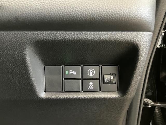 フィット ｅ：ＨＥＶクロスター　レンタアップ　ホンダセンシング　ホンダコネクトディスプレイ　アルミホイール　フルセグＴＶ　Ｂｌｕｅｔｏｏｔｈ対応　衝突回避システム　フルオートエアコン　ＬＥＤランプ　エアバッグ　サイドエアバック（21枚目）