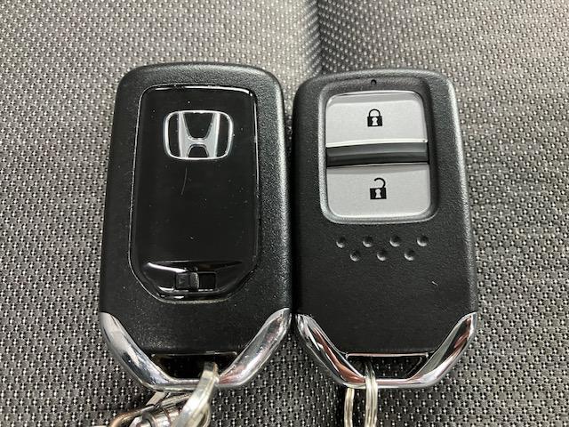 フィット ｅ：ＨＥＶクロスター　レンタアップ　ホンダセンシング　ホンダコネクトディスプレイ　アルミホイール　フルセグＴＶ　Ｂｌｕｅｔｏｏｔｈ対応　衝突回避システム　フルオートエアコン　ＬＥＤランプ　エアバッグ　サイドエアバック（28枚目）