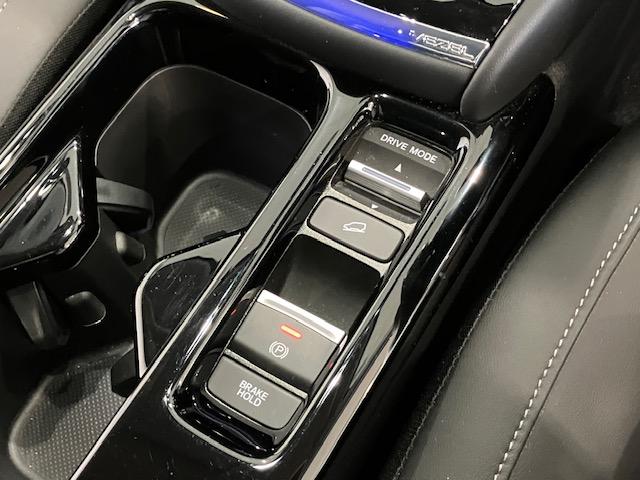 ヴェゼル e:HEVZ 無限スタイリング3点セット ホンダセンシング ホンダコネクトディスプレイ アドバンスドルームミラー リアドラレコ ブラインドスポット 後退出庫サポート 衝突回避支援ブレーキ機能 スマキ Pトランク(20枚目)