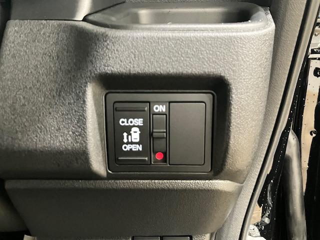 N-BOXカスタム ベースグレード 届出済未使用車 4WD ホンダセンシング シートヒーター 前後誤発進抑制 Iストップ オートエアコン LEDヘッド 盗難防止装置 エアバック スマートキー キーレス オートクルーズコントロール(18枚目)