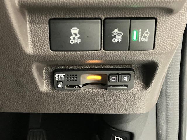 フリードハイブリッド ハイブリッド・Ｇホンダセンシング　６人乗り　メモリーナビ　前後ドラレコ　軽減ブレーキ　キーフリーシステム　ＤＶＤ再生可能　ＥＣＯＮ　後カメラ　Ａクルーズ　地デジフルセグＴＶ　ＬＥＤヘッドランプ　横滑防止　ドライブレコーダ　３列シート（9枚目）