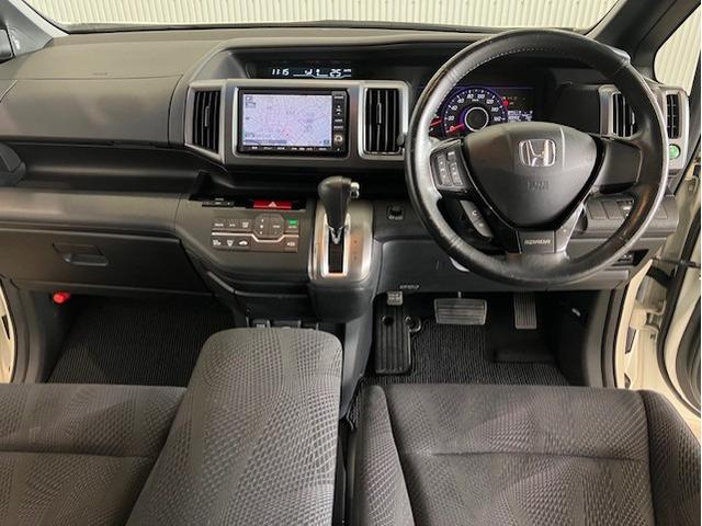 ステップワゴンスパーダ ZHDDナビエディション FOPナビ バックカメラ CD・DVD再生対応 ベンチシート ETC パドルシフト PS バックモニター付 DVD再生機能 PW 横滑り防止機能 キーレスE リアクーラー エアコン セキュリティ(4枚目)