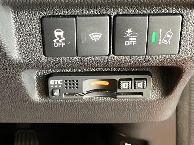 フリード+ハイブリッド ハイブリッド・クロスターホンダセンシング ディスプレイオーディオ 前後ドラレコ 無限フロアマット ETC CD再生対応 Bluetooth対応 アルミホイール バックカメラ シートヒーター サイドエアバッグ LEDヘッドライト スマートキー(8枚目)