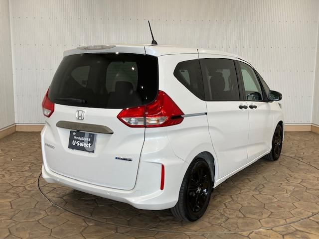フリードハイブリッド ハイブリッド・Ｇブラックスタイル　レンタアップ　ホンダセンシング　９インチプレミアムインターナビ　ＥＴＣ　シートヒーター　アルミホイール　Ｂｌｕｅｔｏｏｔｈ対応　Ｗ電動ドア　衝突軽減ブレーキ　オートクルーズコントロール　Ｒカメラ（13枚目）