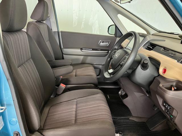 フリードハイブリッド ハイブリッド・Gホンダセンシング 9インチプレミアムインターナビ 7人乗り 軽減ブレーキ キーフリーシステム DVD再生可能 ECON 後カメラ Aクルーズ 地デジフルセグTV 横滑防止 パワーウインドウ 3列シート ETC付 ABS(23枚目)