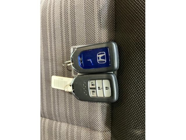 フリードハイブリッド ハイブリッド・Gホンダセンシング 9インチプレミアムインターナビ 7人乗り 軽減ブレーキ キーフリーシステム DVD再生可能 ECON 後カメラ Aクルーズ 地デジフルセグTV 横滑防止 パワーウインドウ 3列シート ETC付 ABS(27枚目)