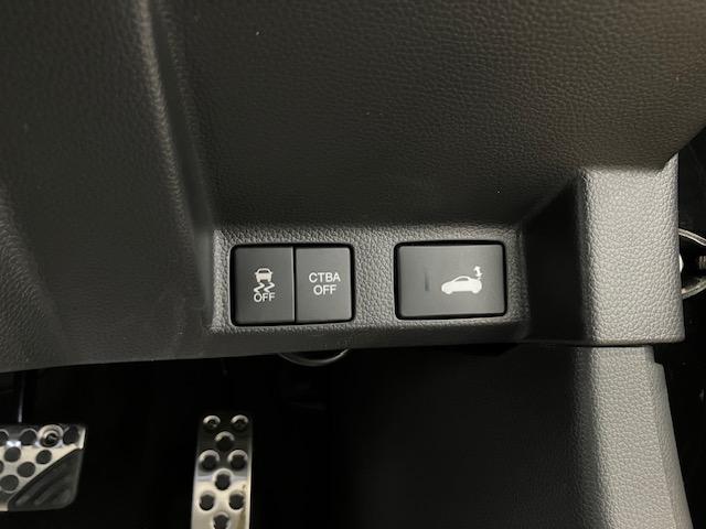 アクティブスポイラーは、車速に応じて自動昇降します