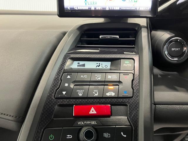 ＜フルオートエアコン＞汗ばむ夏・じめじめする梅雨・寒い冬でも簡単操作で１年中快適なカーライフが楽しめます！オートモード以外にも風の調節や温度調節もできます！