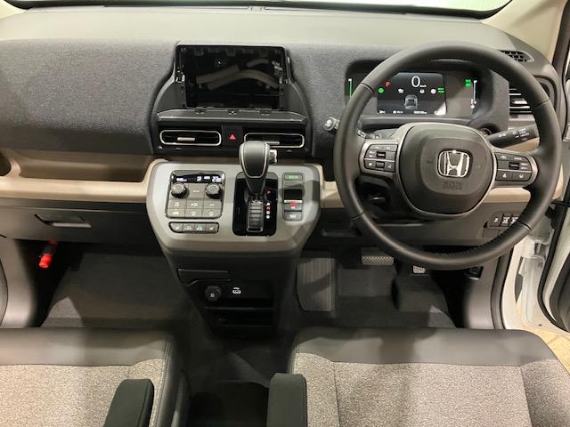 フリード e:HEVエアーEX ホンダセンシング 6人乗り ブラインドスポットインフォメーション 後退出庫サポート 衝突軽減システム 横滑り防止装置 クルーズコントロール サイドカーテンエアバック LEDランプ シートヒーター(2枚目)