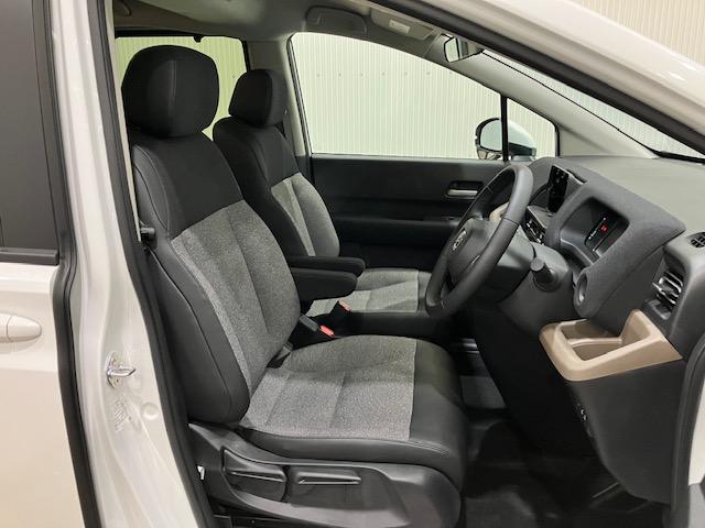 フリード e:HEVエアーEX ホンダセンシング 6人乗り ブラインドスポットインフォメーション 後退出庫サポート 衝突軽減システム 横滑り防止装置 クルーズコントロール サイドカーテンエアバック LEDランプ シートヒーター(3枚目)