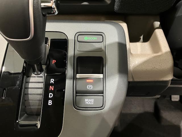 フリード e:HEVエアーEX ホンダセンシング 6人乗り ブラインドスポットインフォメーション 後退出庫サポート 衝突軽減システム 横滑り防止装置 クルーズコントロール サイドカーテンエアバック LEDランプ シートヒーター(13枚目)